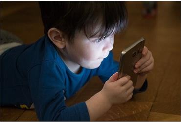 چگونگی عبور از بحران اعتیاد به گوشی های هوشمند در کودکان